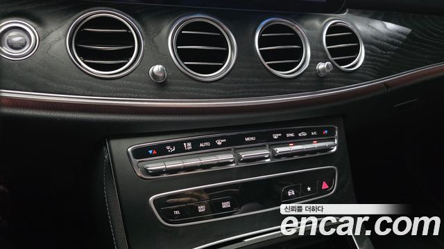Mercedes-Benz E-Class (W213) E220d 4MATIC AMG Line 2022 — фото 28