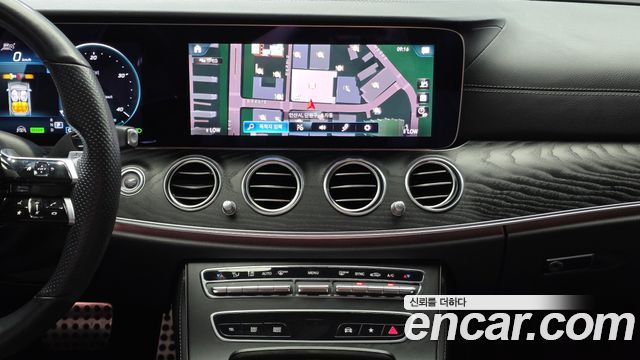 Mercedes-Benz E-Class (W213) E220d 4MATIC AMG Line 2022 — фото 33