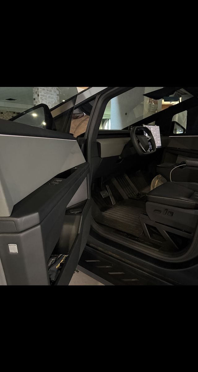 Tesla Cybertruck AWD 2025 — фото 3