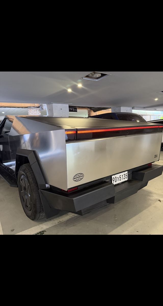 Tesla Cybertruck AWD 2025 — фото 5