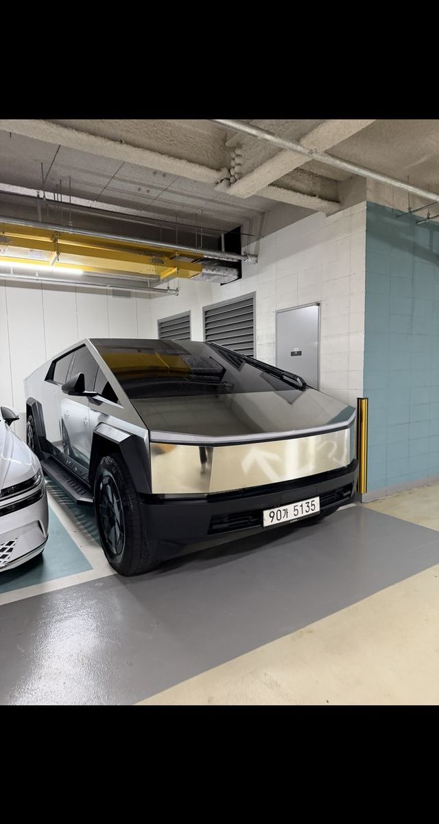 Tesla Cybertruck AWD 2025 — фото 10