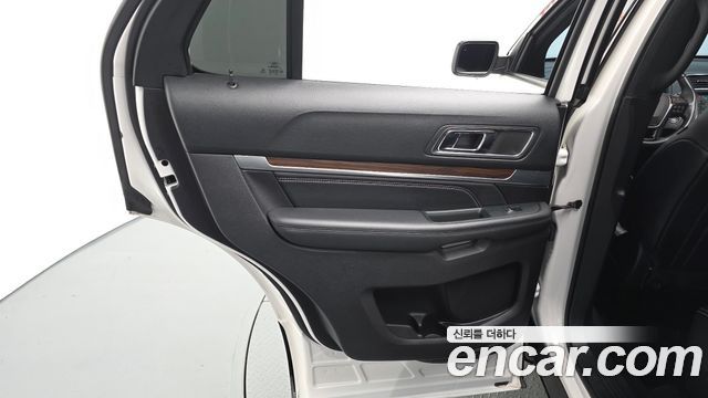 Ford Explorer 2.3 Limited 4WD 5th 2019 — фото 25