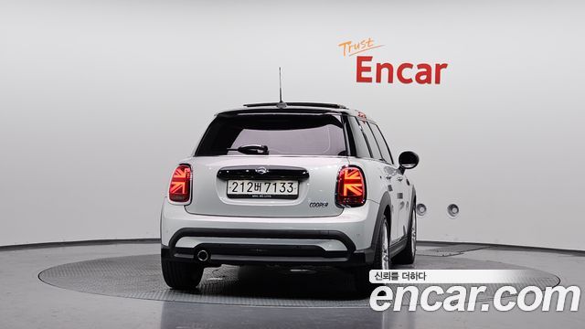 MINI Cooper 5-Door Classic Plus 3rd 2022 — фото 4