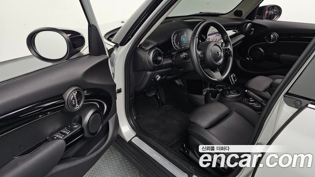 MINI Cooper 5-Door Classic Plus 3rd 2022 — фото 10