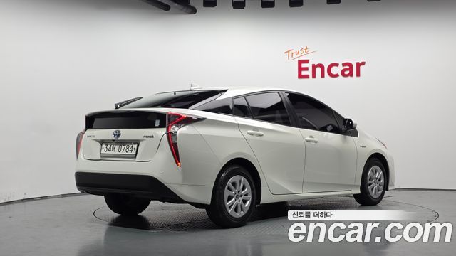 Toyota Prius (IV) 1.8 E 2016 — фото 2