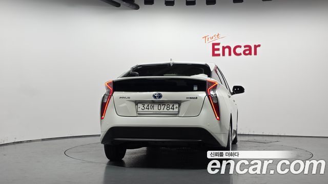 Toyota Prius (IV) 1.8 E 2016 — фото 4