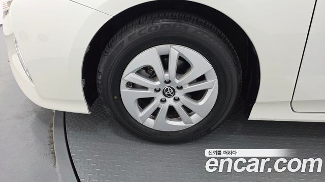 Toyota Prius (IV) 1.8 E 2016 — фото 5