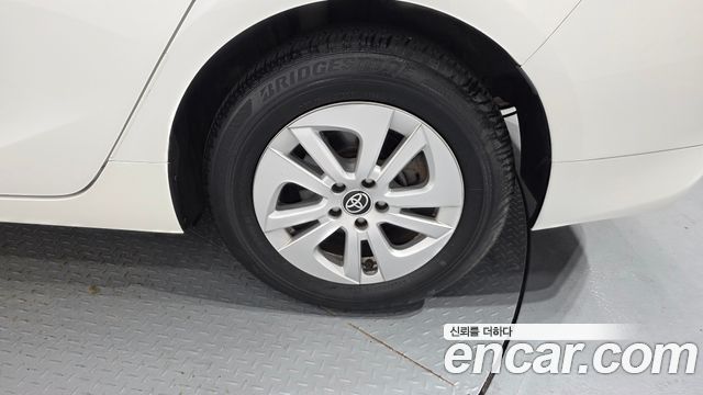 Toyota Prius (IV) 1.8 E 2016 — фото 21