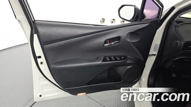 Toyota Prius (IV) 1.8 E 2016 — фото 24