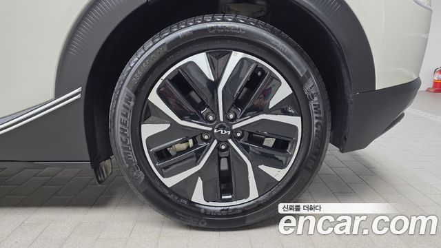 Kia EV6 Long Range Light 2023 — фото 27