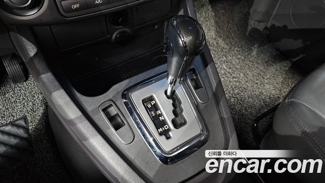 KG Mobility (SsangYong) Korando Turismo 4WD RT 11-seater 2014 — фото 9