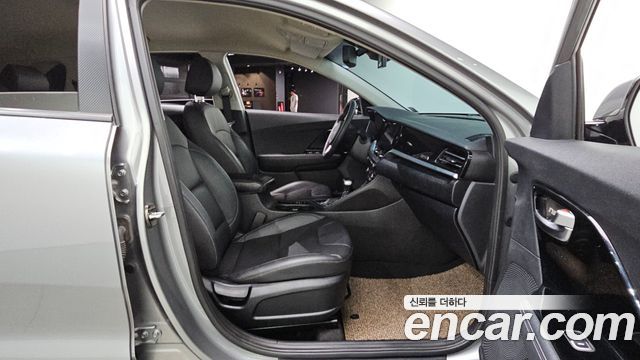 Kia Niro 1.6 HEV Prestige 2022 — фото 12