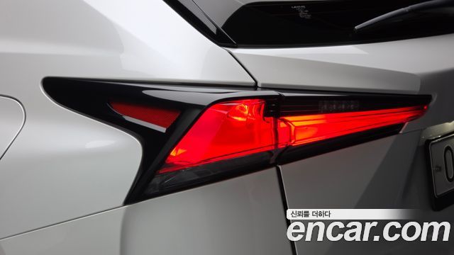 Lexus NX300h Supreme 2018 — фото 29