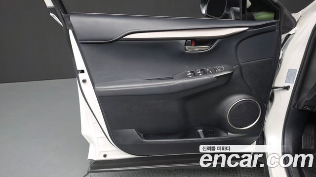 Lexus NX300h Supreme 2018 — фото 30