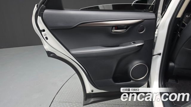 Lexus NX300h Supreme 2018 — фото 31