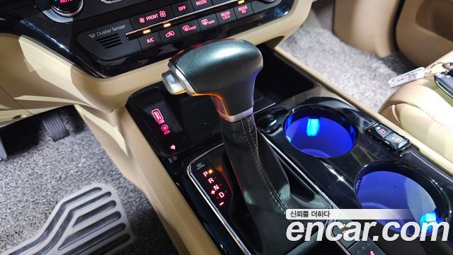 Kia Carnival 9-Seater Hi-Limousine Noblesse Special 2020 — фото 9