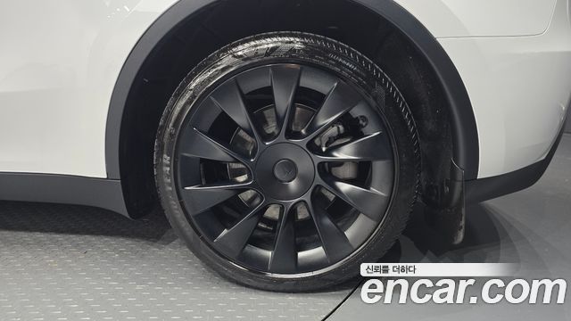Tesla Model Y Long Range AWD 2024 — фото 27