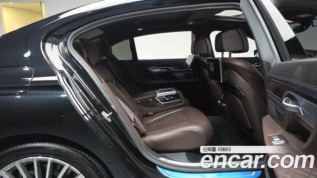 BMW 7 Series (G11) 740Li xDrive Design Pure Excellence 2020 — фото 11