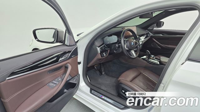 BMW 5 Series (G30) M550i xDrive 2022 — фото 10