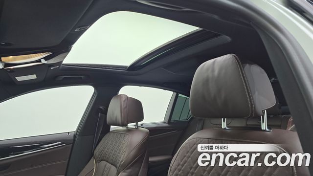 BMW 5 Series (G30) M550i xDrive 2022 — фото 16