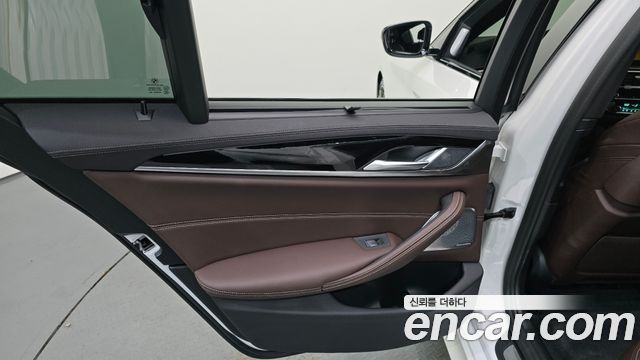 BMW 5 Series (G30) M550i xDrive 2022 — фото 25