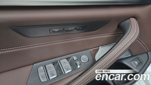 BMW 5 Series (G30) M550i xDrive 2022 — фото 29