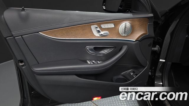 Mercedes-Benz E-Class (W213) E300e 4MATIC Exclusive 2021 — фото 24