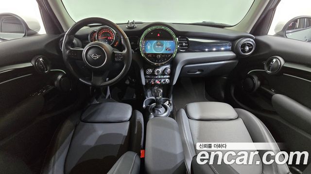MINI Cooper 5Door Classic Launch Pack Third Generation 2023 — фото 7