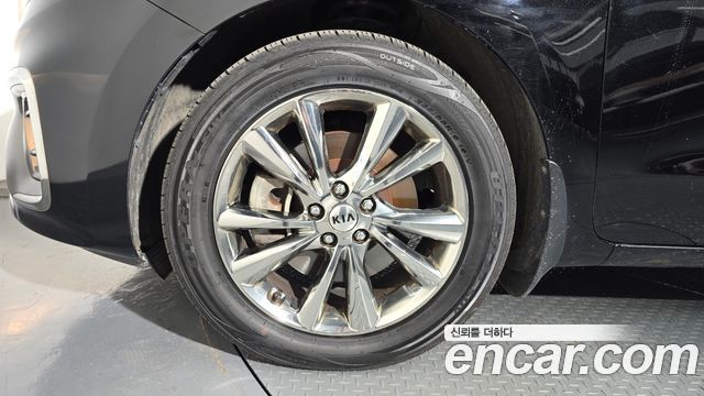 Kia Carnival 9-Seater Prstige 2020 — фото 5
