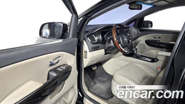Kia Carnival 9-Seater Prstige 2020 — фото 10