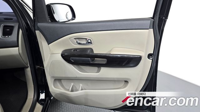 Kia Carnival 9-Seater Prstige 2020 — фото 24