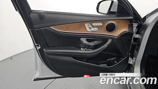 Mercedes-Benz E-Class (W213) E220d 4MATIC Exclusive 2018 — фото 24
