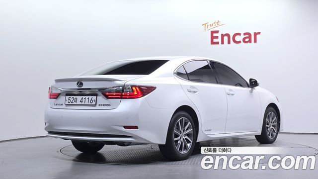 Lexus ES300h Supreme XV60 2018 — фото 2