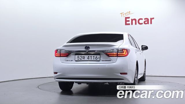 Lexus ES300h Supreme XV60 2018 — фото 4