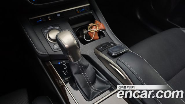 Lexus ES300h Supreme XV60 2018 — фото 9
