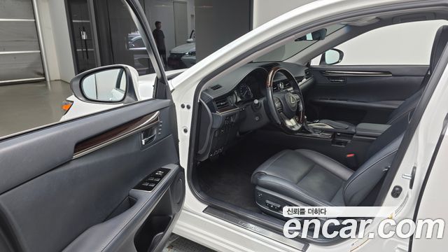 Lexus ES300h Supreme XV60 2018 — фото 10