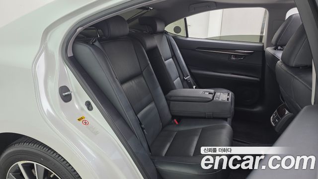 Lexus ES300h Supreme XV60 2018 — фото 11