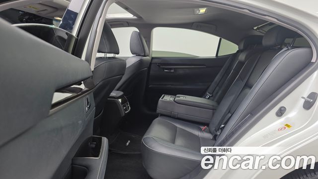Lexus ES300h Supreme XV60 2018 — фото 12