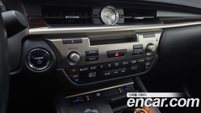 Lexus ES300h Supreme XV60 2018 — фото 16