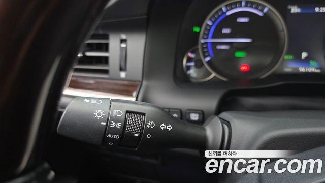 Lexus ES300h Supreme XV60 2018 — фото 17