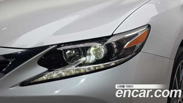 Lexus ES300h Supreme XV60 2018 — фото 22