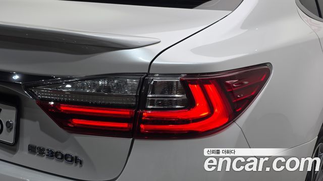 Lexus ES300h Supreme XV60 2018 — фото 23
