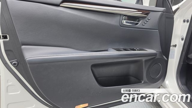 Lexus ES300h Supreme XV60 2018 — фото 24