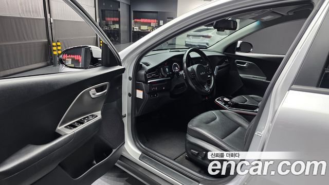 Kia Niro Plus Air 2023 — фото 10