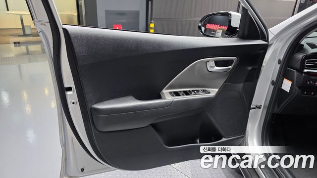Kia Niro Plus Air 2023 — фото 24