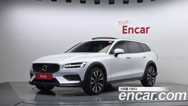 Volvo V60 Cross Country (II) B5 Pro AWD 2022 — фото 1