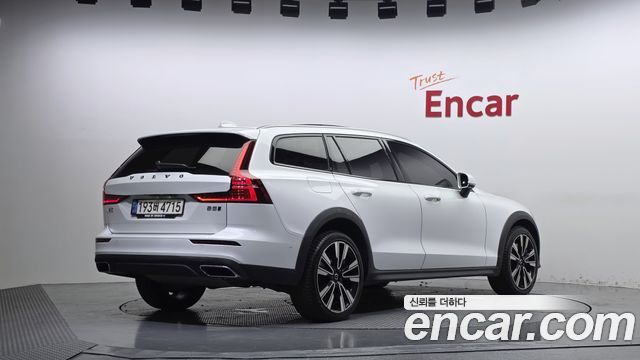 Volvo V60 Cross Country (II) B5 Pro AWD 2022 — фото 2