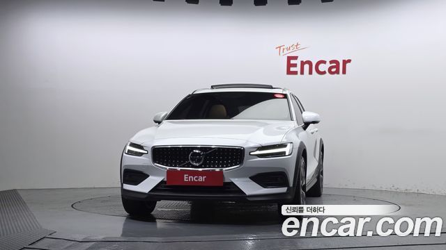 Volvo V60 Cross Country (II) B5 Pro AWD 2022 — фото 3