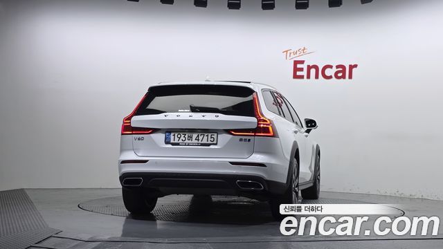 Volvo V60 Cross Country (II) B5 Pro AWD 2022 — фото 4