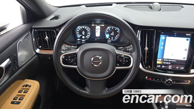 Volvo V60 Cross Country (II) B5 Pro AWD 2022 — фото 13